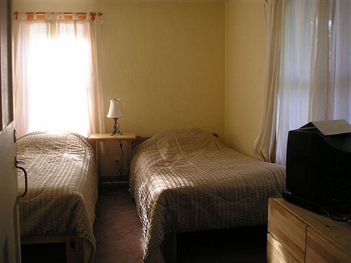 The Riverside Inn ストー エクステリア 写真